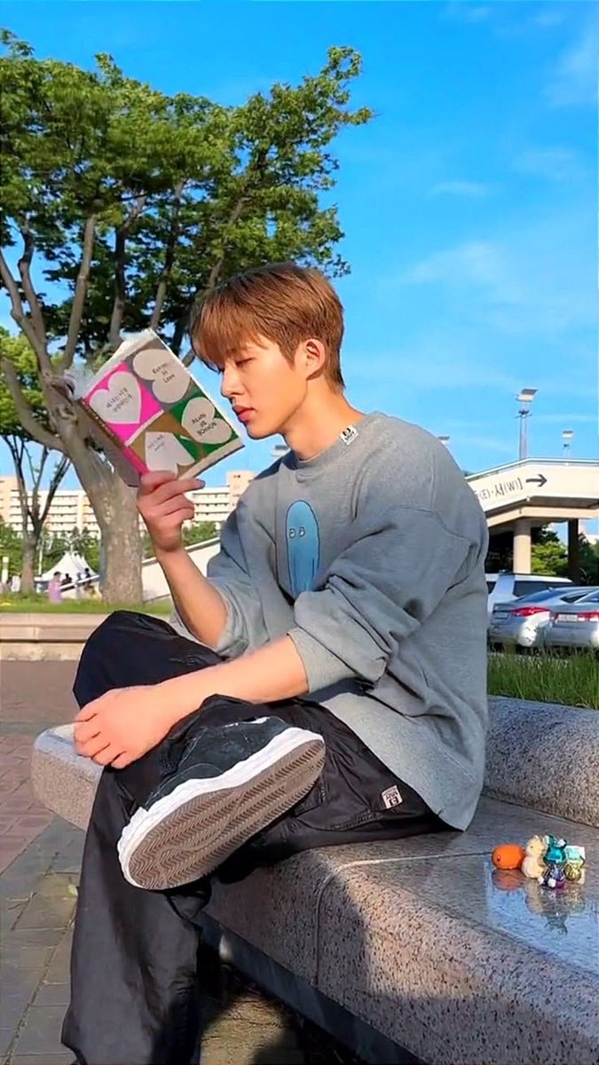 iKON11hanbin's tweet photo. 🐥📖🤎 https://t.co/R4RPB3YKyd