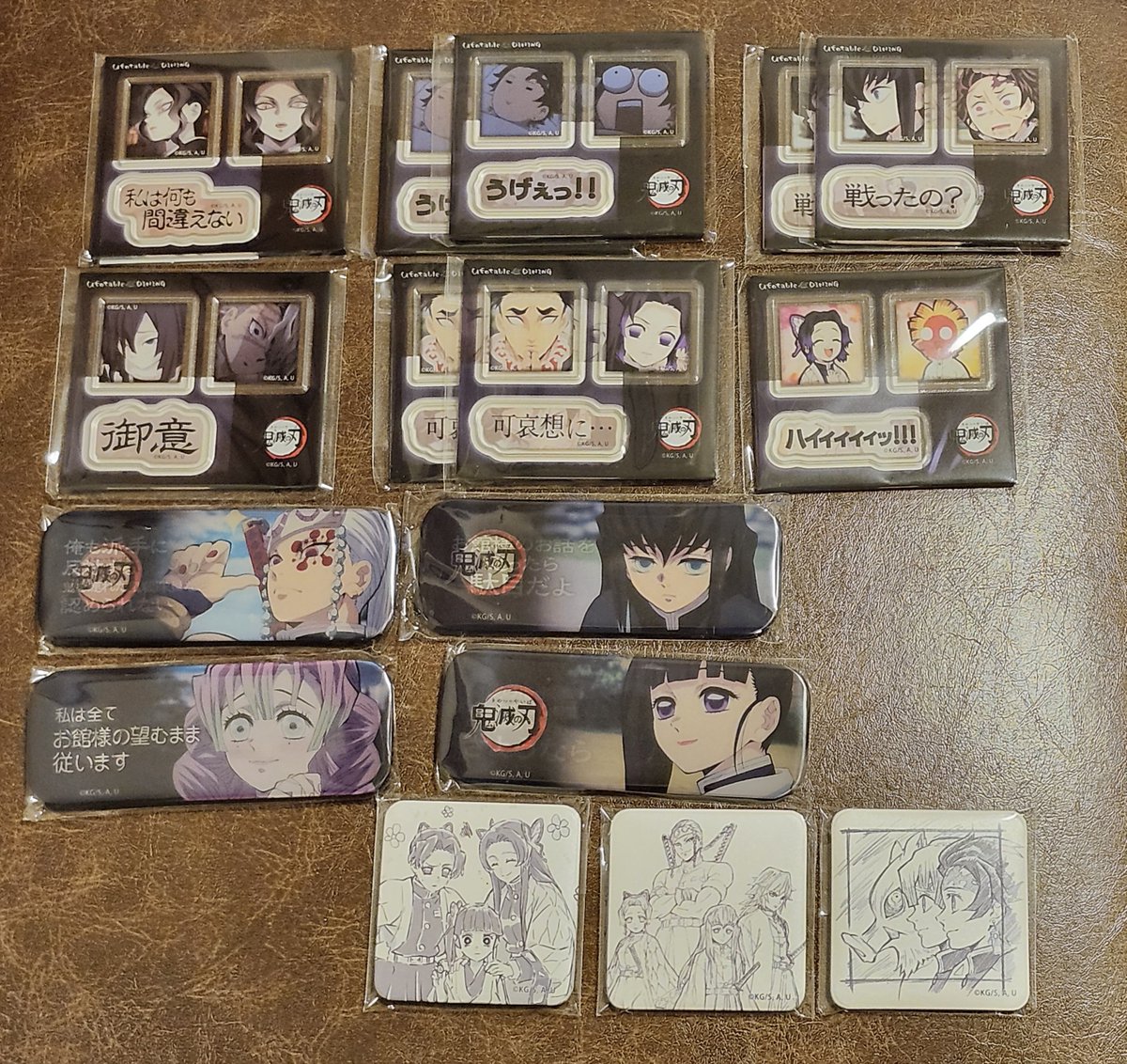 hpknkwi_'s tweet photo. 鬼滅の刃【交換/譲渡】

提供)
ダイニング　お楽しみくじ
台詞アクリルステッカー
無惨/炭治郎/無一郎/伊黒/実弥/悲鳴嶼行冥/しのぶ/善逸
レンチキュラーロング缶バッジ
宇髄天元/無一郎/甘露寺蜜璃/カナヲ
台本表紙イラストスクエア缶バッジ
しのぶ/カナエ/カナヲ/柱/かまぼこ

↓続きます https://t.co/3Og19gqu2b