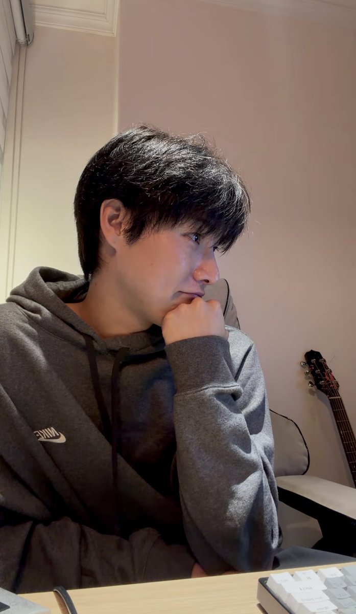 PALLETTE7_4's tweet photo. 내일 출근이라 누워서 울먹거리는데 라이브켜줘서 겨우 눈물 마름 https://t.co/NE0bGlKBvd