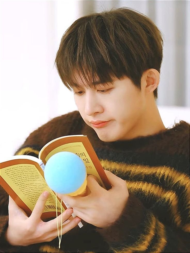 iKON11hanbin's tweet photo. 🐥📖🤎 https://t.co/R4RPB3YKyd