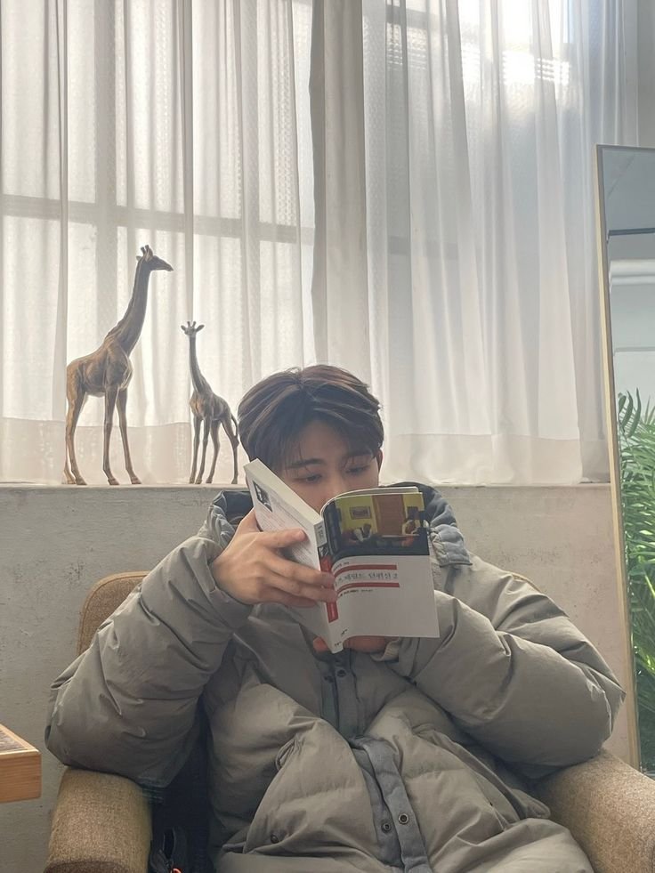 iKON11hanbin's tweet photo. 🐥📖🤎 https://t.co/R4RPB3YKyd