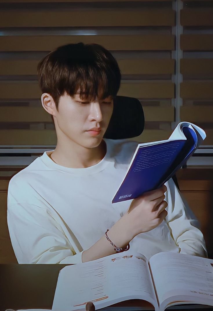 iKON11hanbin's tweet photo. 🐥📖🤎 https://t.co/R4RPB3YKyd