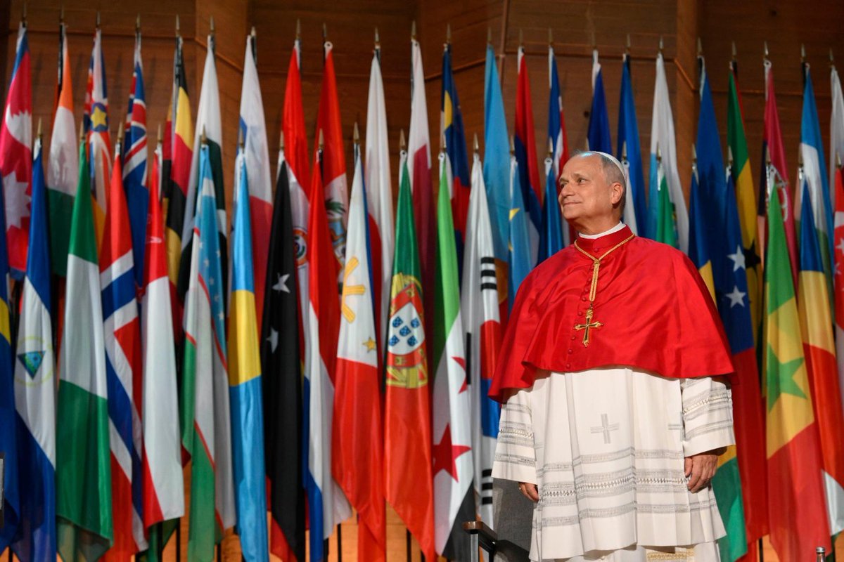 vaticannews_es's tweet photo. "No caminamos hacia la nada. Por eso, el alma humana, en su relación con Dios, percibe aún mejor la llamada a cultivar la paz mediante una alianza entre pueblos que se reconocen como hijos del mismo Padre y como hermanos y hermanas". #PapaLeónXIV @UNESCO_es #ElPapaEnLaUNESCO https://t.co/q8DDxeE5ow