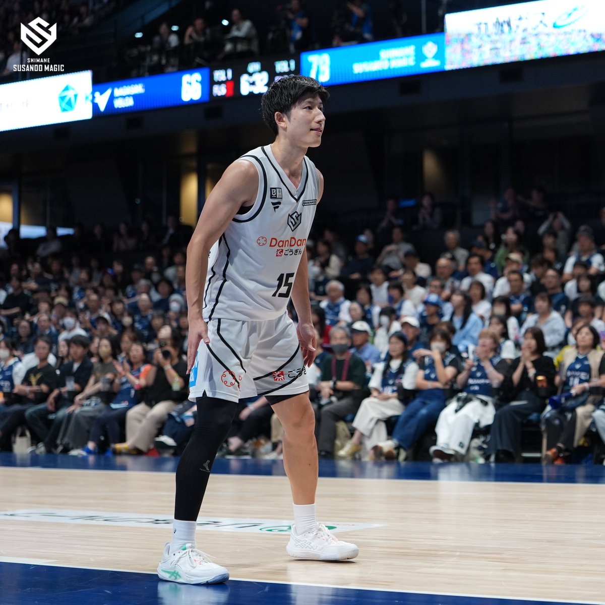 susanoo_m's tweet photo. 【9/25(金) AWAY 長崎戦  #白濱僚祐 選手コメント】

「長崎さんは外国籍選手が1人いない中でも、昨シーズンのチャンピオンとしてのプライドを持って、前回以上にエナジー高く入ってきたと感じました。序盤は押される場面もありましたが、そこから立て直して勝ち切れたことは、チームとして大きな収穫だったと思います。

自分自身は、受け身にならず、戦う意思をしっかり見せたいという気持ちでプレーしました。そうした姿勢が少しでもポジティブな流れにつながっていれば良かったと思います。一方で、ディフェンスは時間帯によってムラがあり、自分の役割を考えると、まだ改善していかなければいけない部分があります。

次はHOME開幕戦です。
まずはディフェンスでチームを引っ張り、戦う姿勢を見せたいですし、オフェンスでもよりアグレッシブにプレーして、皆さんと一緒に勝利を喜べるように頑張ります。」

#島根スサノオマジック