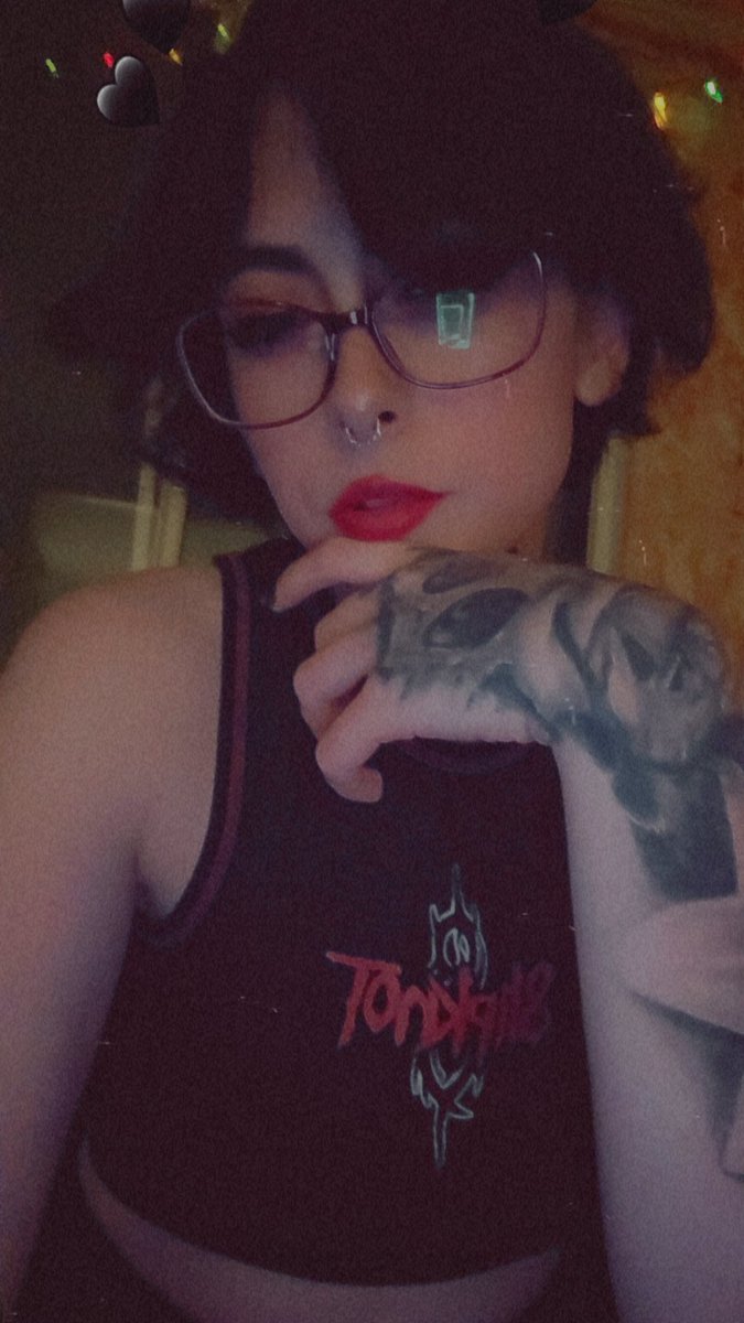 Reckless_Kitten's tweet photo. True blood and drinks on the couch. Whos awake and ready to fund my drinks😈🍸
#FindomAus #FindomAustralia #HumanATM #MoneySub #Findomme #Goddess #CashGoddess #SpoilMe #AusFindom #PaypigAus #PaypigAustralia https://t.co/bYxBYbKijP