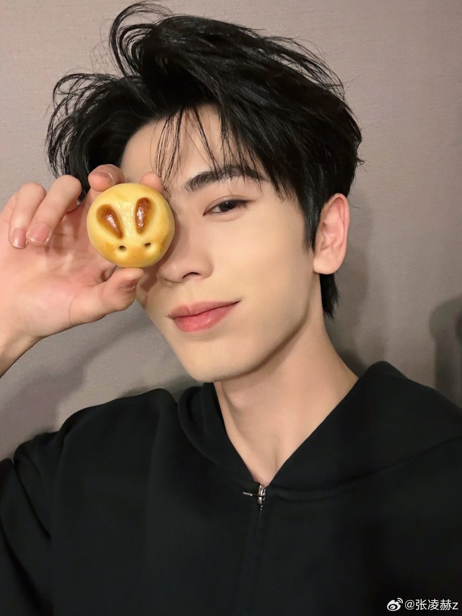 __RollL's tweet photo. 中秋快乐🌕🥮✨ https://t.co/gWj5IqwwWZ