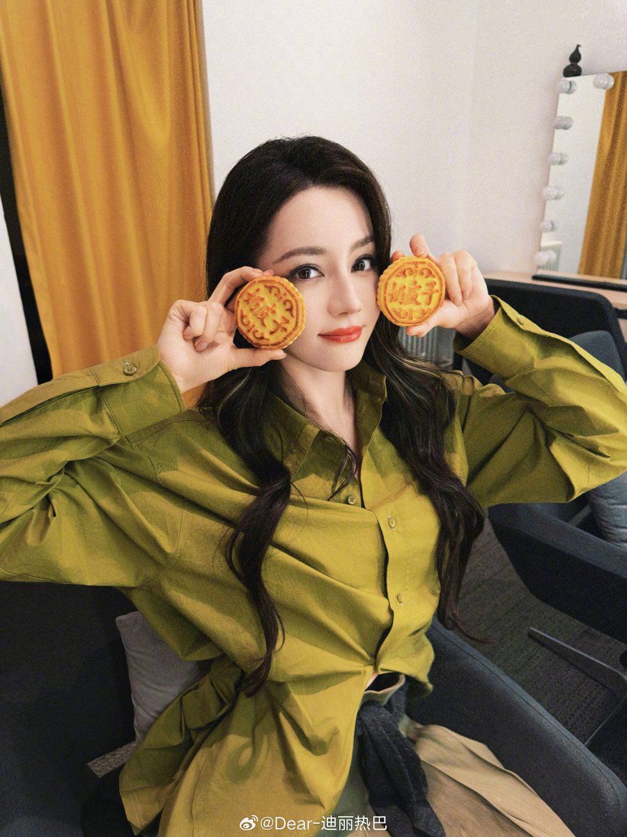 __RollL's tweet photo. 中秋快乐🌕🥮✨ https://t.co/gWj5IqwwWZ