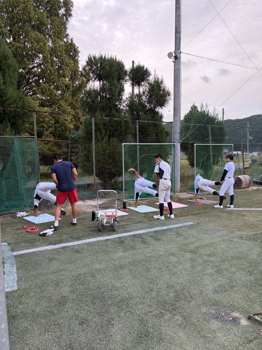 ktkwdbaseball's tweet photo. ⚾️練習
・守備基礎
・腹背筋体幹トレーニング
ひ��つひとつのプレーを確かめ、細かい部分まで意識して練習していました！それぞれ自分の役割に分かれ、自分にできることを考えながら頑張っていました。
これからも一つひとつのプレーを大切にし、できることを増やせるようにします！
#北桑田 #高校野球 https://t.co/E91vM4KPtY