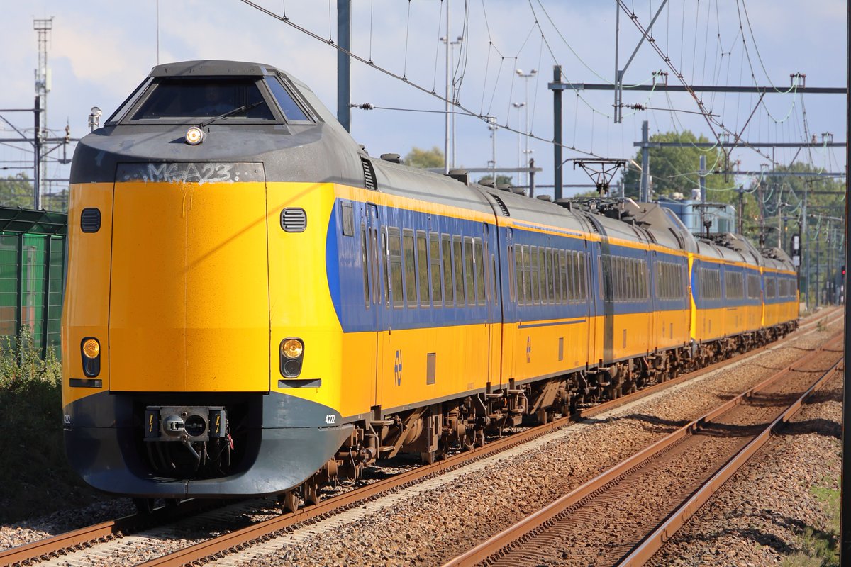boliviakaeritai's tweet photo. 2026/09/14
オランダ国鉄 ICM

1980年代に製造された年季の入った車両
国土が狭いオランダで、都市間を結ぶ快速みたいな位置付けの列車に使用される
6~7両が多く、10両編成で落書きも少ないこの編成は圧巻

なぜか日本を感じられます。なぜか。
なんとなく、273系特急やくもを横に置いておきます。 https://t.co/lSpa5JxGzX