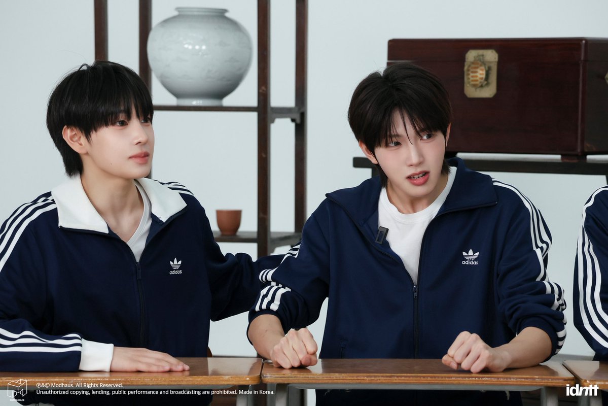 enmnmisy's tweet photo. ㅈㄴ발끈한  단짝친구를 진정시키는모습   이런모습에서 뭐가느껴짐  (뭐=아기리더미,의젓한초딩미) https://t.co/mdRql9JEhD