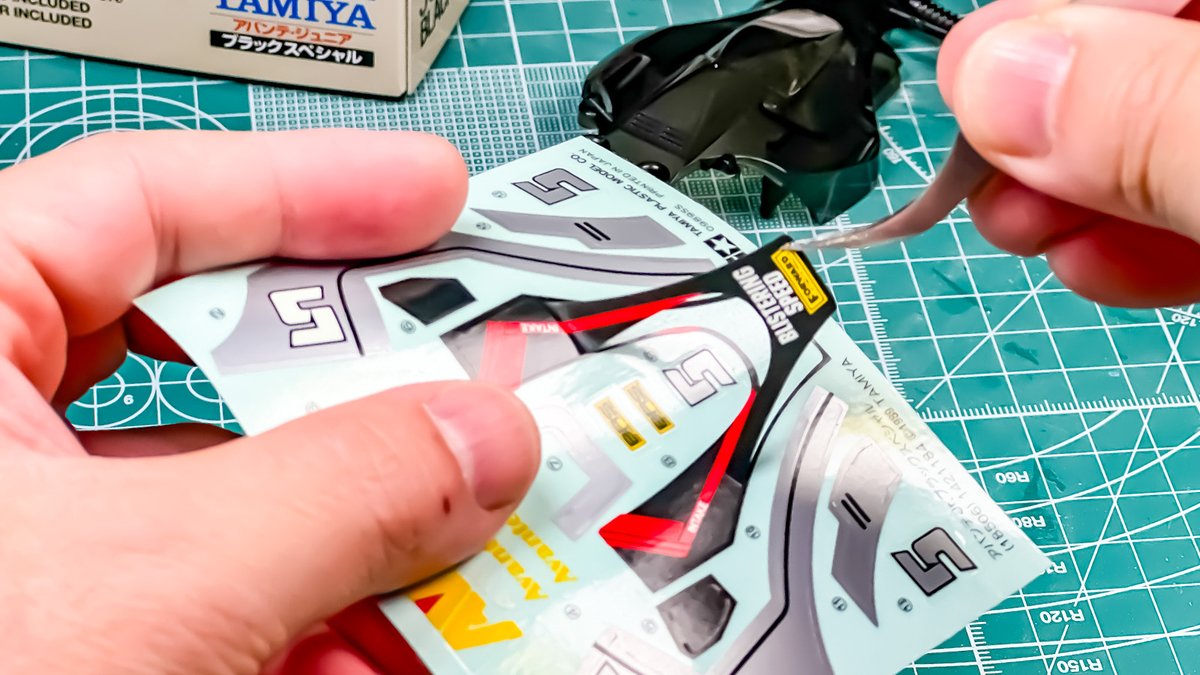NippperCom's tweet photo. RCカーのデザインをただ小さくするのにとどまらない仕事っぷりに脱帽するばかり……ホントにいいプロダクトに育ててもらえてたんだなオレ達……。
https://t.co/nE1HUXlDr0
ボディカラーとステッカーの組み合わせに改めて感動するミニ四駆／アバンテJr. ブラックスペシャル
#タミヤ #自動車 https://t.co/hXqQSMyUcG