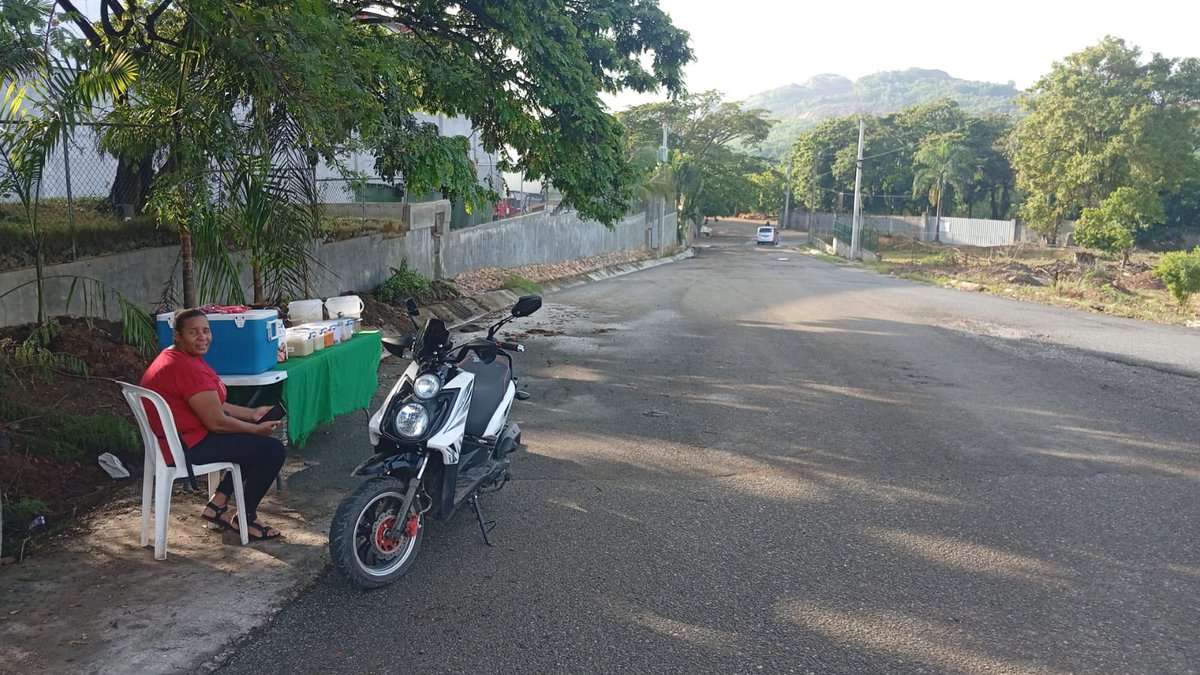 rijo3030's tweet photo. Esta señora tiene un puesto de vender desayuno en la circunvalación, próximo al retorno de la Cuava. Una empresa le molesta que ella esté en esa esquina usaron el nombre de @RD_VIAL @HostosR  para moverla. 

Cuál es el problema que ella se gane la vida decentemente? 
@hgomez27 https://t.co/txQCu1mHsz