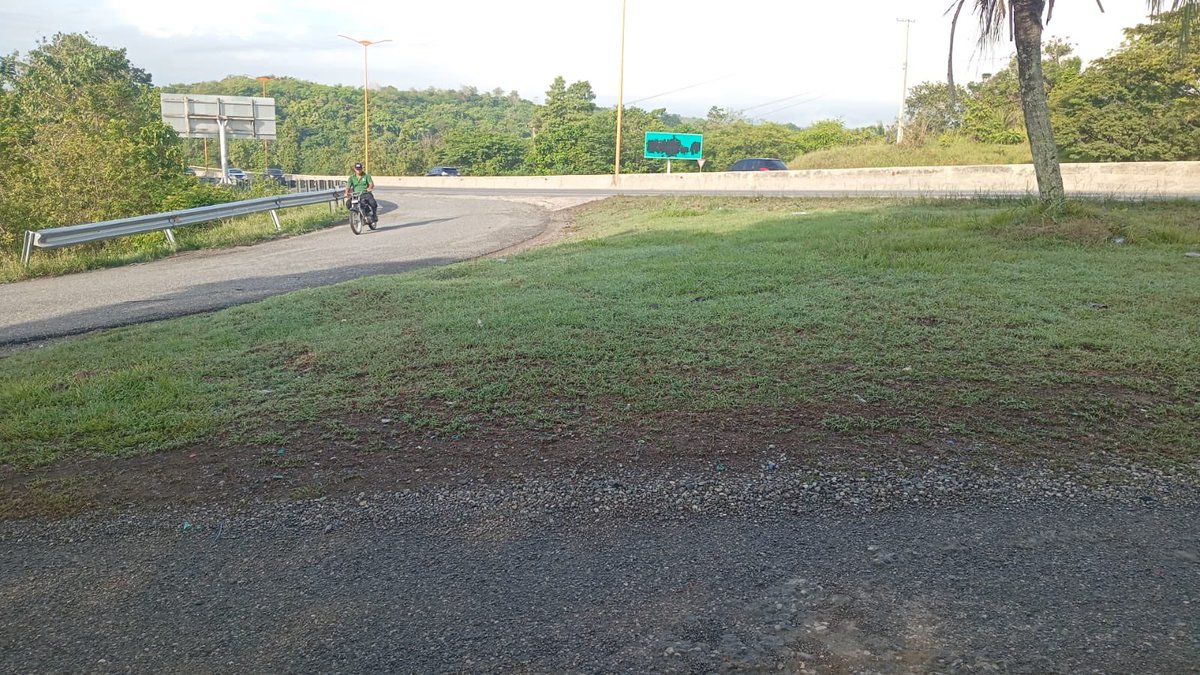 rijo3030's tweet photo. Esta señora tiene un puesto de vender desayuno en la circunvalación, próximo al retorno de la Cuava. Una empresa le molesta que ella esté en esa esquina usaron el nombre de @RD_VIAL @HostosR  para moverla. 

Cuál es el problema que ella se gane la vida decentemente? 
@hgomez27 https://t.co/txQCu1mHsz