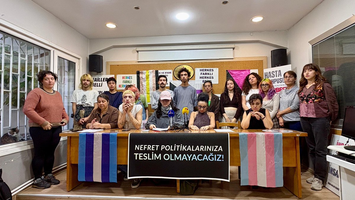 KirkYama05's tweet photo. LGBTİ+'lara yönelik nefret saldırılarına karşı İnsan Hakları Derneği İstanbul Şubesi'nde düzenlenen basın açıklamasına katıldık.

Nefrete inat, yaşasın hayat! https://t.co/bqdJcQoiDc
