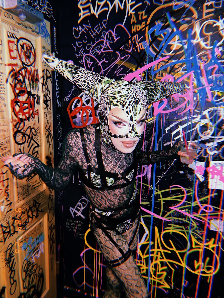 kikilynxupdates's tweet photo. Kiki Lynx counts her tips after recent gig at The Haunt at Sugeys. https://t.co/RAxmWHj5Dj