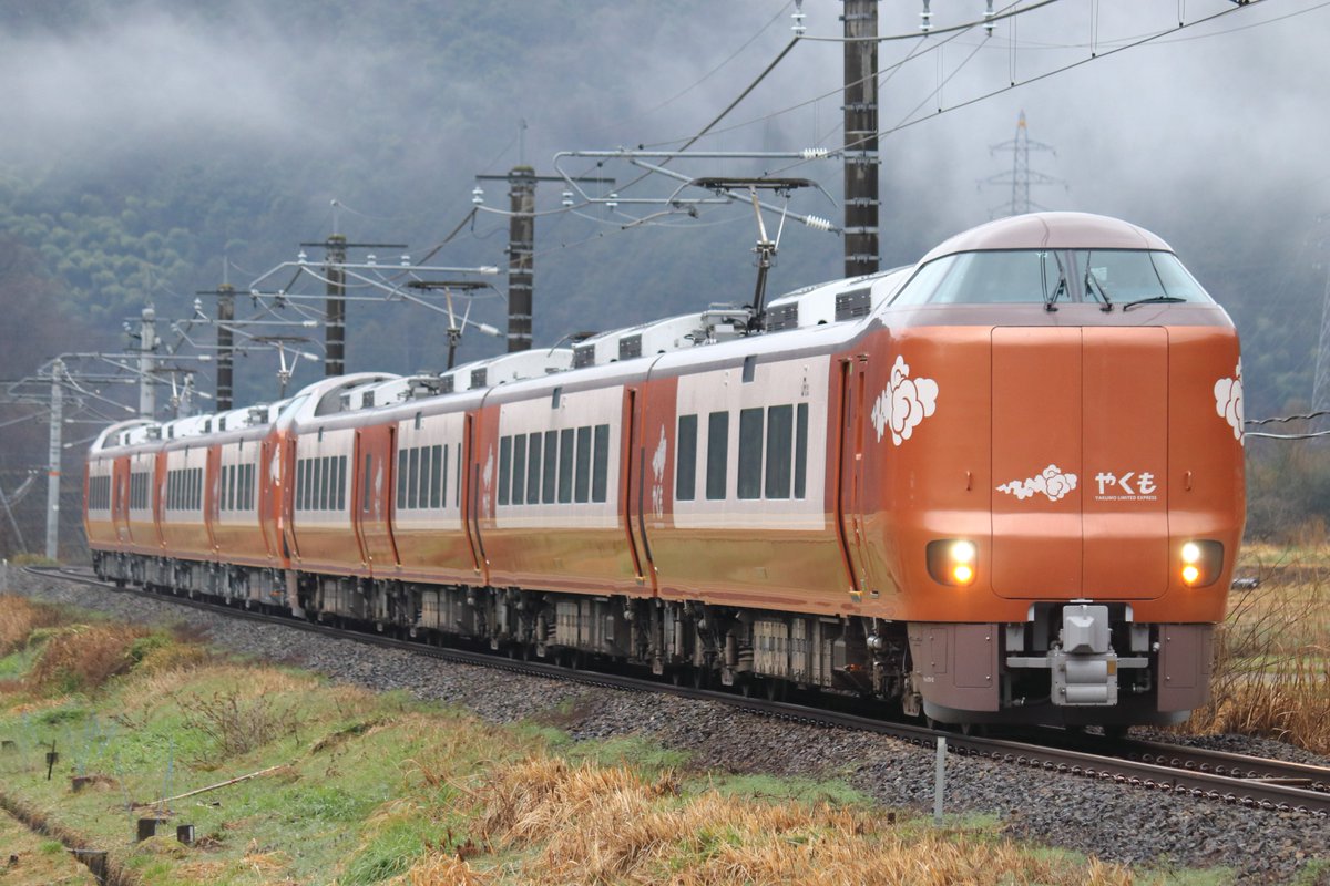 boliviakaeritai's tweet photo. 2026/09/14
オランダ国鉄 ICM

1980年代に製造された年季の入った車両
国土が狭いオランダで、都市間を結ぶ快速みたいな位置付けの列車に使用される
6~7両が多く、10両編成で落書きも少ないこの編成は圧巻

なぜか日本を感じられます。なぜか。
なんとなく、273系特急やくもを横に置いておきます。 https://t.co/lSpa5JxGzX