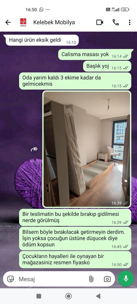 Sehit_Evladi's tweet photo. Kelebek Mobilya'nın şehit ailemize yaşattığı mağduriyeti paylaştığım dünkü paylaşımdan sonra, ailemiz aranıp bugün için teslimat yapılacağı bilgisi verilmişti.

Ailemiz, özellikle eksik teslimat yapılmaması halinde kabul ettiğini söylemiş, onlar da tüm parçaların eksiksiz teslim edileceğini söylemişler.

Bugün teslimat için geldiklerinde ailemiz şok oluyor. Çünkü eksik teslimat yapıldığı gibi, oda resimdeki haliyle bırakılıp gidiliyor. 

Eksik parçaların 3 Ekim'e kadar üretimde olacağı, üretim yapıldıktan sonra kalan teslimat için yeniden arayacaklarını söylüyorlar.

Mağduriyet üstüne mağduriyet yaşatan @kelebekmobilya'nın özrü kabahatinden büyük olmuştur.

Sadece şehit ailemizi değil, mağdur ettikleri her aile için gözümde çöp kadar değeri kalmayan Kelebek Mobilya'yı Türk milletinin huzurunda kınıyorum...