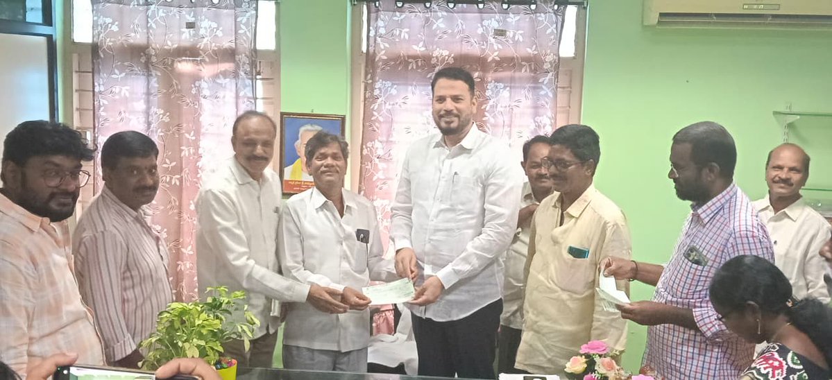 MSBaigVIJ's tweet photo. కృష్ణా జిల్లా గ్రంథాలయ సంస్థలో ఇద్దరు LGSలకు రికార్డు అసిస్టెంట్లుగా పదోన్నతి కల్పించారు. ఠాగూర్ మెమోరియల్ గ్రంథాలయంలో చైర్మన్ ఎం.ఎస్.బేగ్, కార్యదర్శి వి. రవికుమార్ ఉత్తర్వులు అందజేశారు. అలాగే, కో-ఆపరేటివ్ సొసైటీ డివిడెండ్ చెక్కులను పంపిణీ చేశారు
#KrishnaDistrict #Library #MSBaig https://t.co/CnqHnMpT1y