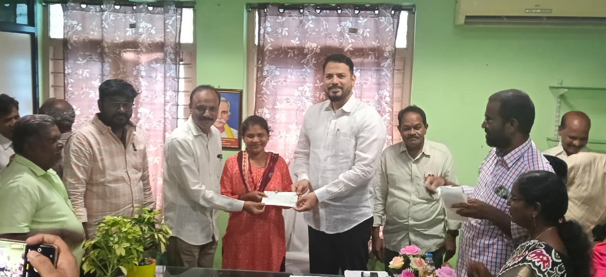 MSBaigVIJ's tweet photo. కృష్ణా జిల్లా గ్రంథాలయ సంస్థలో ఇద్దరు LGSలకు రికార్డు అసిస్టెంట్లుగా పదోన్నతి కల్పించారు. ఠాగూర్ మెమోరియల్ గ్రంథాలయంలో చైర్మన్ ఎం.ఎస్.బేగ్, కార్యదర్శి వి. రవికుమార్ ఉత్తర్వులు అందజేశారు. అలాగే, కో-ఆపరేటివ్ సొసైటీ డివిడెండ్ చెక్కులను పంపిణీ చేశారు
#KrishnaDistrict #Library #MSBaig https://t.co/CnqHnMpT1y
