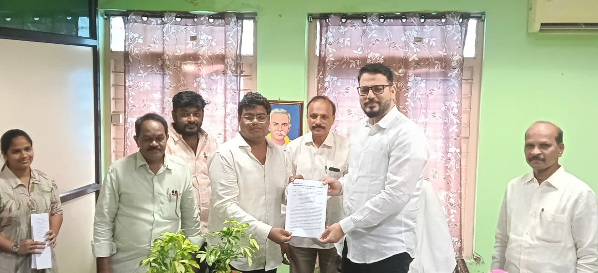 MSBaigVIJ's tweet photo. కృష్ణా జిల్లా గ్రంథాలయ సంస్థలో ఇద్దరు LGSలకు రికార్డు అసిస్టెంట్లుగా పదోన్నతి కల్పించారు. ఠాగూర్ మెమోరియల్ గ్రంథాలయంలో చైర్మన్ ఎం.ఎస్.బేగ్, కార్యదర్శి వి. రవికుమార్ ఉత్తర్వులు అందజేశారు. అలాగే, కో-ఆపరేటివ్ సొసైటీ డివిడెండ్ చెక్కులను పంపిణీ చేశారు
#KrishnaDistrict #Library #MSBaig https://t.co/CnqHnMpT1y