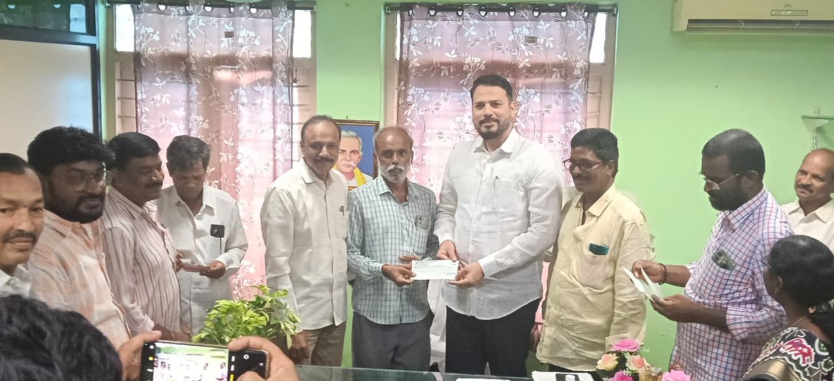 MSBaigVIJ's tweet photo. కృష్ణా జిల్లా గ్రంథాలయ సంస్థలో ఇద్దరు LGSలకు రికార్డు అసిస్టెంట్లుగా పదోన్నతి కల్పించారు. ఠాగూర్ మెమోరియల్ గ్రంథాలయంలో చైర్మన్ ఎం.ఎస్.బేగ్, కార్యదర్శి వి. రవికుమార్ ఉత్తర్వులు అందజేశారు. అలాగే, కో-ఆపరేటివ్ సొసైటీ డివిడెండ్ చెక్కులను పంపిణీ చేశారు
#KrishnaDistrict #Library #MSBaig https://t.co/CnqHnMpT1y