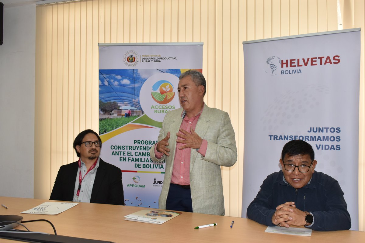 UE_APROCAM's tweet photo. Gobierno promueve sinergias con instancias aliadas para fortalecer la resiliencia climática y el desarrollo comercial de productores rurales. Leer la nota:👇 https://t.co/vcuZ3W7Dce https://t.co/PaXL1SHhWF