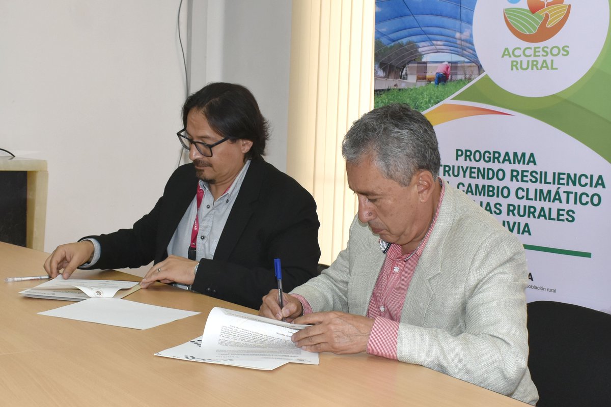 UE_APROCAM's tweet photo. Gobierno promueve sinergias con instancias aliadas para fortalecer la resiliencia climática y el desarrollo comercial de productores rurales. Leer la nota:👇 https://t.co/vcuZ3W7Dce https://t.co/PaXL1SHhWF