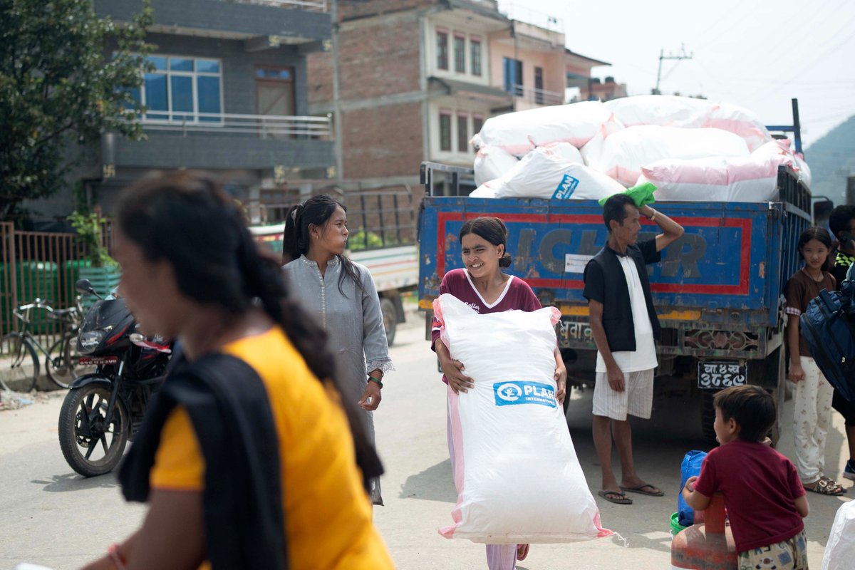 PlanInt_ES's tweet photo. Un mes después de la catástrofe en el norte de #Nepal, miles de niñas y niños siguen sin agua potable y llevan cuatro semanas fuera de la escuela.

Hemos atendido a 11.580 personas, repartido 140.000 litros de agua segura y abierto seis espacios seguros para la #infancia. https://t.co/LlSukJnfPb