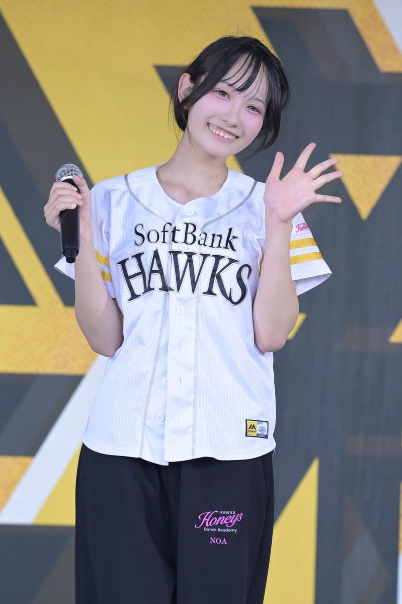 8W6thTFS's tweet photo. 原石ちゃん登場💞💞💞💞💞
あどけない子猫のような可愛らしさは
見ている人に癒やしを与える
彼女の最高の切り札になるだろう😉
✨✨✨✨💎💎💎💎💎💎✨✨✨✨
#sbhawks
#ハニーズダンスアカデミー
#福岡ソフトバンクホークス
#teamARI
#sistersNOA https://t.co/GVqP1SkZxK