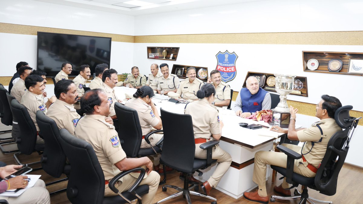 NewsMeter_In's tweet photo. @TelanganaCOPs #antidrugdrive gets #nationalrecognition !

The state police have emerged among the top performers in 6 of 10 key anti-narcotics parameters, earning praise from @TelanganaDGP @CVAnandIPS .

3.7 #arrests per drug case — nearly 3X the national average of 1.3.

Action against drug-linked properties.

#Interstate & #internationalnetwork tracking.

#Darkwebsurveillance targeting drug networks.

500+ kg of #drugs linked to 15+ cases detected through dark-web investigations.

#DGP Anand congratulated the @EAGLE_TELANGANA, calling for sustained efforts to protect #youngsters and build a “#DrugFreeTelangana, #DrugFreeIndia.”

#TelanganaPolice #EAGLEForce #DrugFreeTelangana #AntiNarcotics #Hyderabad
