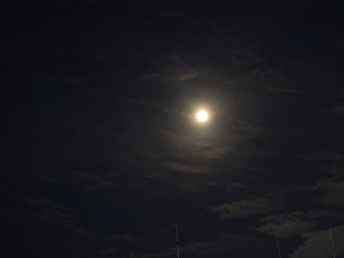 asterisk_sendai's tweet photo. 🌕✨今日は十五夜✨🌕

せっかくなのでお月さまを撮ってみました📸
スマホではこれが限界でした🤣

実際に見るともっと綺麗なのに😭💕

そして今日は金曜日✨
女の子たちもそれぞれ目標に向けて頑張ってくれています🥰

綺麗なお月さまにパワーをもらって
今夜もみんなで頑張ります💪🏻 https://t.co/xM6s8yc682