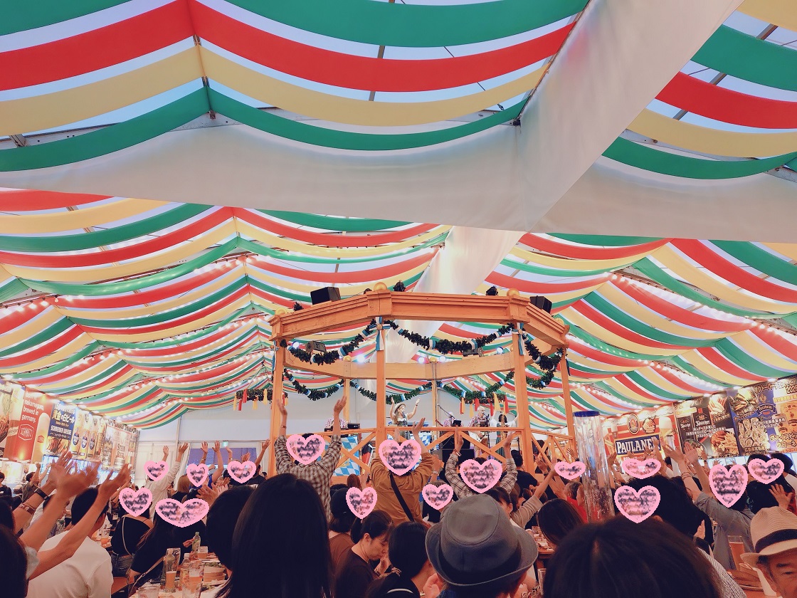 erika0105's tweet photo. 先日の「横浜オクトーバーフェスト」　大好きなドイツ楽団のWOHO&amp;KALENDAR BANDは結成25周年だそう🍺みなさんお元気そうでなにより。みんなで歌って踊って楽しいひとときでした🎵会場内でたまたまメンバーのロイとすれ違って、ハイタッチできたことがうれしかった～💛 https://t.co/gLxPvsweh6