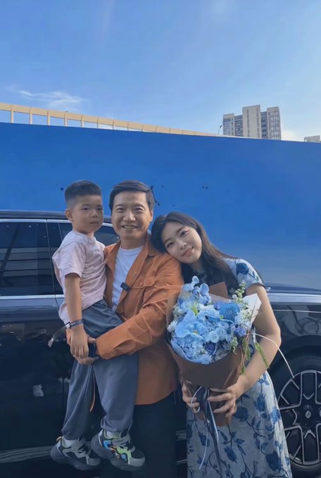 7XXT7's tweet photo. 雷军老婆原来这么年轻啊，没看出来啊 https://t.co/S8Rd6W5DbJ