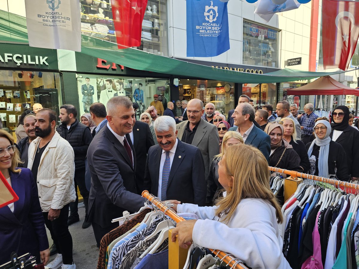 ProfDrHulagu's tweet photo. 📍 Gölcük

Gölcük Alışveriş Festivali’nin açılışına katılarak esnafımız ve hemşehrilerimizle bir araya geldik.

27 Eylül’e kadar devam edecek festivalin, Gölcük’ümüzün ticari hayatına hareketlilik kazandırmasını ve esnaf kardeşlerimiz için bereketli kazançlara vesile olmasını diliyorum.

Festivalin düzenlenmesinde emeği geçen tüm kurumlarımıza, esnafımıza ve katkı sunan herkese teşekkür ediyorum. 🇹🇷