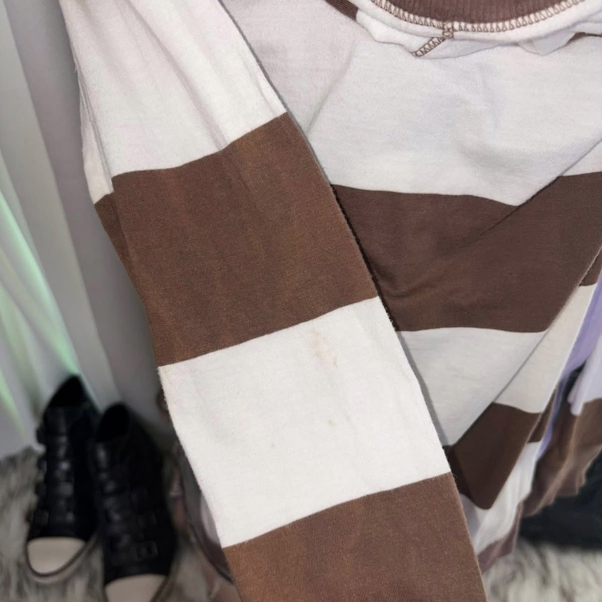 hanbinjoa's tweet photo. 브라운 스트라이프 후드 롱 슬리브
₩ 40,000

깊은 V넥 디자인에 브라운 배색 라인이 더해져 목선과 쇄골이 드러나 보이는 티셔츠입니다. 몸에 슬림하게 붙는 핏으로, 상체 라인을 깔끔하게 잡아주면서 힙을 살짝 덮는 롱한 기장감이 매력적입니다. 

가슴단면 42 총장 67.5 (cm) / 미세 이염 확인 https://t.co/9wDlCMzub1