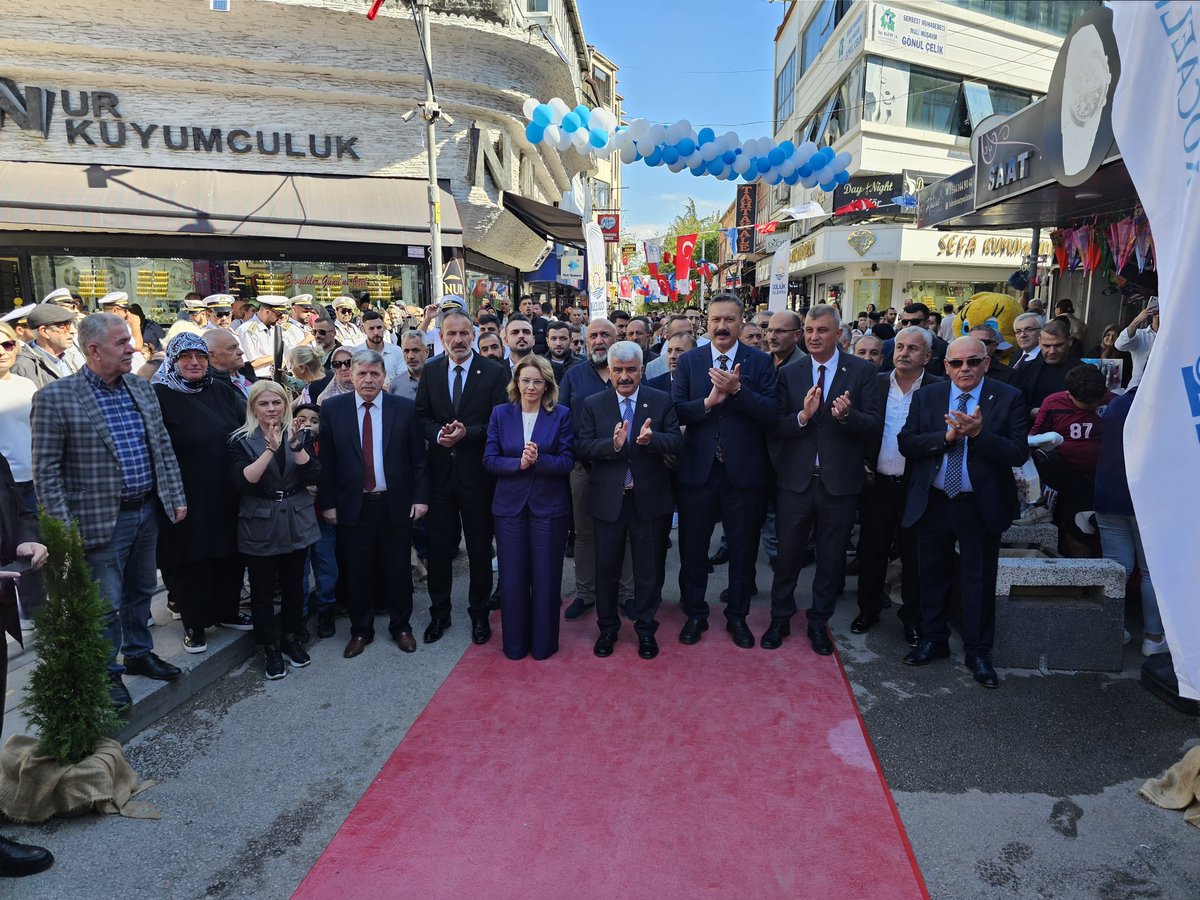 ProfDrHulagu's tweet photo. 📍 Gölcük

Gölcük Alışveriş Festivali’nin açılışına katılarak esnafımız ve hemşehrilerimizle bir araya geldik.

27 Eylül’e kadar devam edecek festivalin, Gölcük’ümüzün ticari hayatına hareketlilik kazandırmasını ve esnaf kardeşlerimiz için bereketli kazançlara vesile olmasını diliyorum.

Festivalin düzenlenmesinde emeği geçen tüm kurumlarımıza, esnafımıza ve katkı sunan herkese teşekkür ediyorum. 🇹🇷