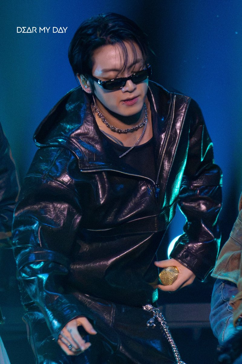 dearmyday_jk's tweet photo. 260918 iHeart Festival

늦었지만 추석 선물입니다🫶
어제 위블로 행사에 입었던 시스루 티 같은데
누가 저 후드 좀 벗겨주세요..ㅜㅜ

#정국 #JUNGKOOK 
#BTSxiheartFestival https://t.co/FbnJwYxces