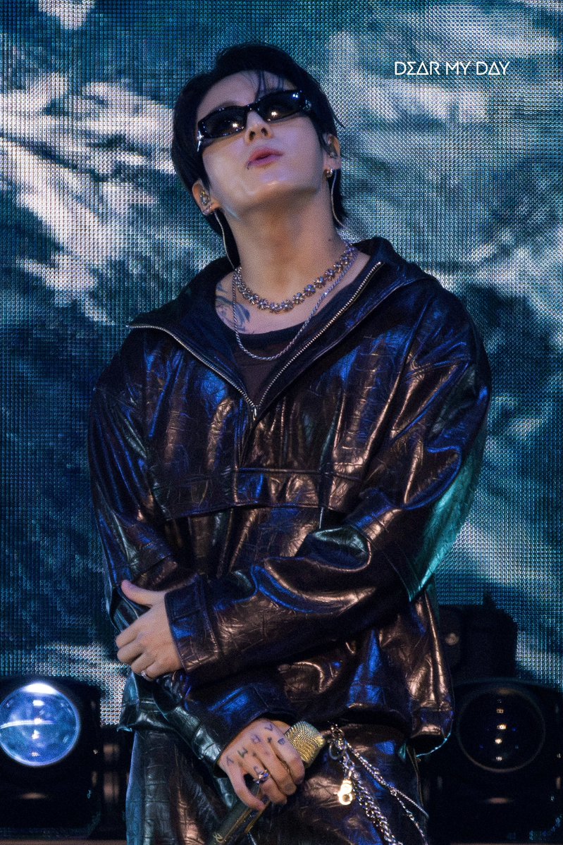 dearmyday_jk's tweet photo. 260918 iHeart Festival

늦었지만 추석 선물입니다🫶
어제 위블로 행사에 입었던 시스루 티 같은데
누가 저 후드 좀 벗겨주세요..ㅜㅜ

#정국 #JUNGKOOK 
#BTSxiheartFestival https://t.co/FbnJwYxces
