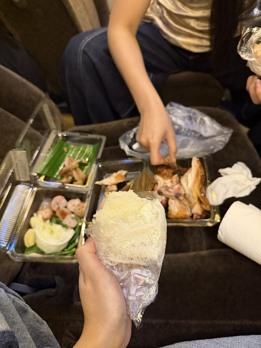dinoaom1's tweet photo. อยู่บนรถมา4ชม.แล้ว หิวข้าว มองข้างทางเห็นแสงสว่างร้านส้มตำ จับมือกันลงไปซื้อ กลับมารถยังติดอยู่ที่เดิม https://t.co/EoimZ6lF84
