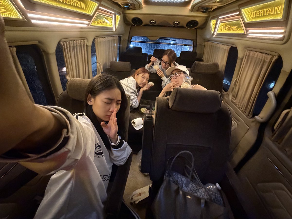 dinoaom1's tweet photo. อยู่บนรถมา4ชม.แล้ว หิวข้าว มองข้างทางเห็นแสงสว่างร้านส้มตำ จับมือกันลงไปซื้อ กลับมารถยังติดอยู่ที่เดิม https://t.co/EoimZ6lF84