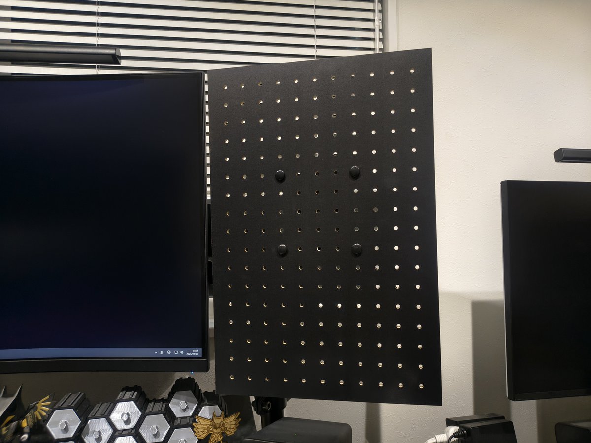 Masao_PC_life's tweet photo. ダイソーの有孔ボードの穴間隔が25mmで
モニターアームに取り付けれるじゃんってことで💡

ただそれだけ🫣
特に飾る予定のものはない🤣 https://t.co/1RVKlST8YN