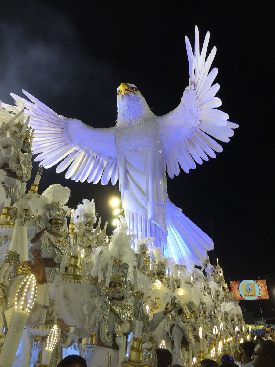 bodakamarelo's tweet photo. @DeEnredos Outros talvez sejam melhores arranjados, mas este aqui me quebra demais:

"Lá vem o trem chegando com o povo do samba
Lá vai viola, o batuque só tem gente bamba
Tão bela!
Orgulhosamente a Portela
Vem cantar em seu louvor, ô ô ô ô
Central do meu Brasil inteiro
Morada do redentor" https://t.co/2MLiX3ViG7