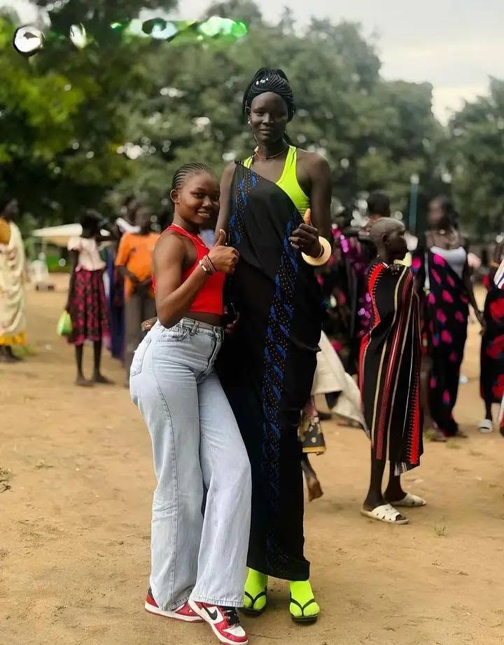 amazonsofoz's tweet photo. A 17-year-old Mundari girl who is 7-feet-tall stunned the country with her height 😯 https://t.co/81Jzo3TQzg
#TallGirls #7ft #HeightDifference #SouthSudan 🇸🇸 https://t.co/ebleCUAi6G