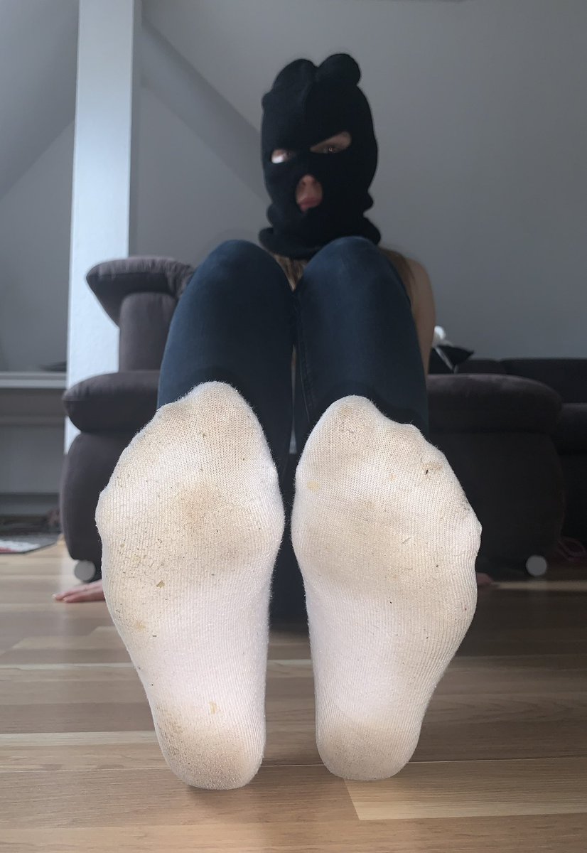 tinygermanfeet's tweet photo. You should clean them for me!

#feet #feetworship #footworship #footfetish #soles #pinksoles #orangesoles #german #germany #wirnkles #toes #smallfeet #tinyfeet #barefoot #barfuß #solen #zehen #socken #socks #whitesocks #dirtysocks https://t.co/z2fkXwmIEI