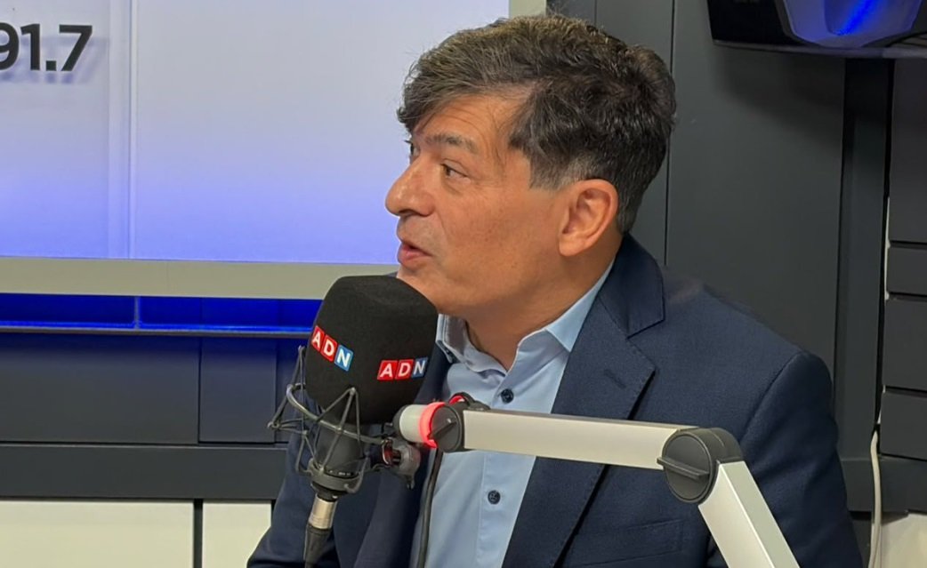 GAMBA_CL's tweet photo. Traidor a la patria: Parisi defendió que el PDG se oponga a las expulsiones de inmigrantes ilegales https://t.co/v5YqdMKHDh https://t.co/LFAZcOnQgr