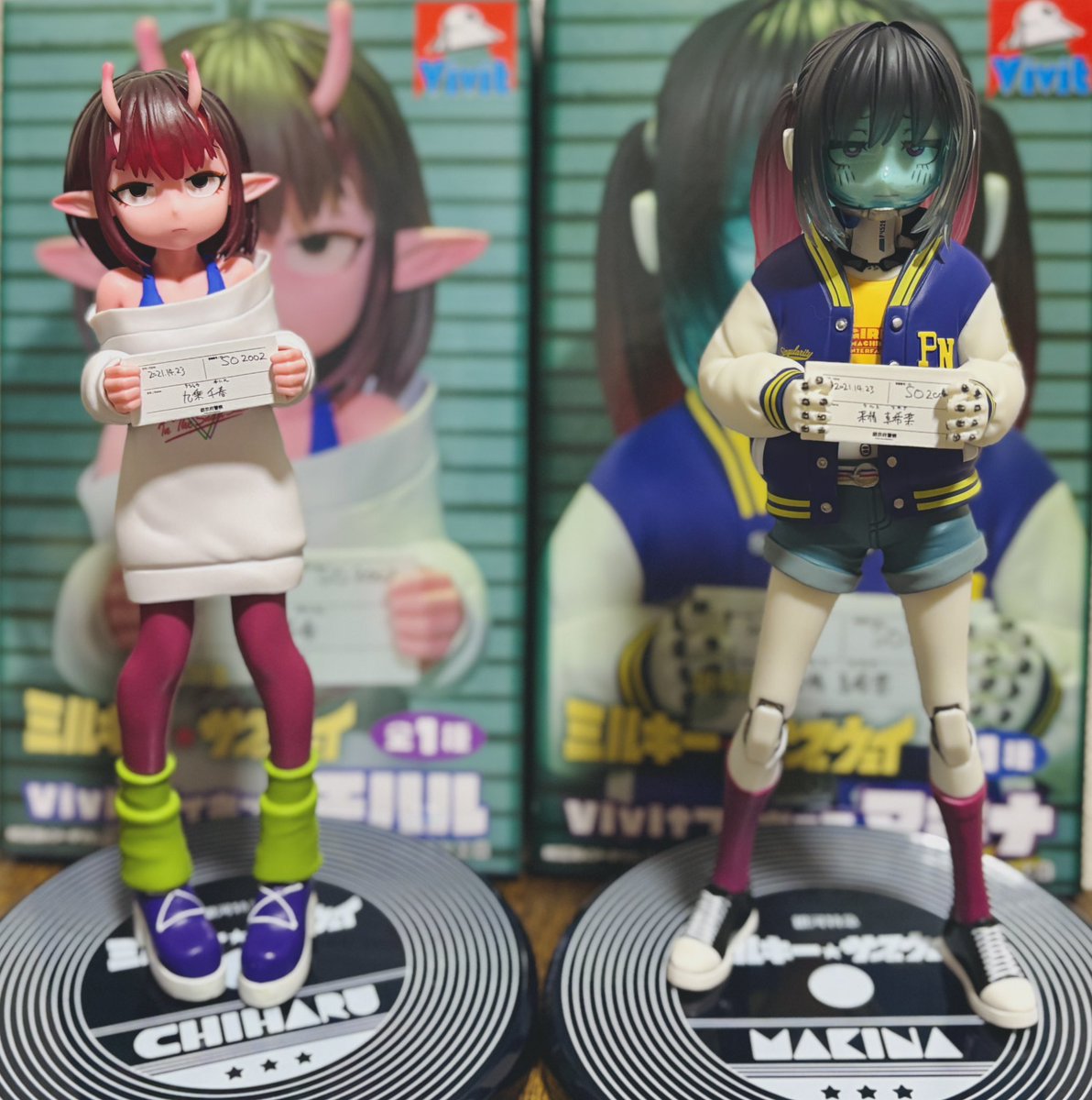 jk_uuy's tweet photo. 得た✌️
ソフビはモニターフェイス組の顔の凹凸が無かったり、大きい組・小さい組でサイズ差があってすごい！かわいい！(個体差で📺だけ直立出来ず転げ回ってる…w)

フィギュアもかなり良い！2人とも髪部分のクリアがめちゃ好み。🤖の造形の細かさは眺めてて楽しいし、🌷の輪郭も原作に忠実でかわいい https://t.co/yPK5UQyLlG