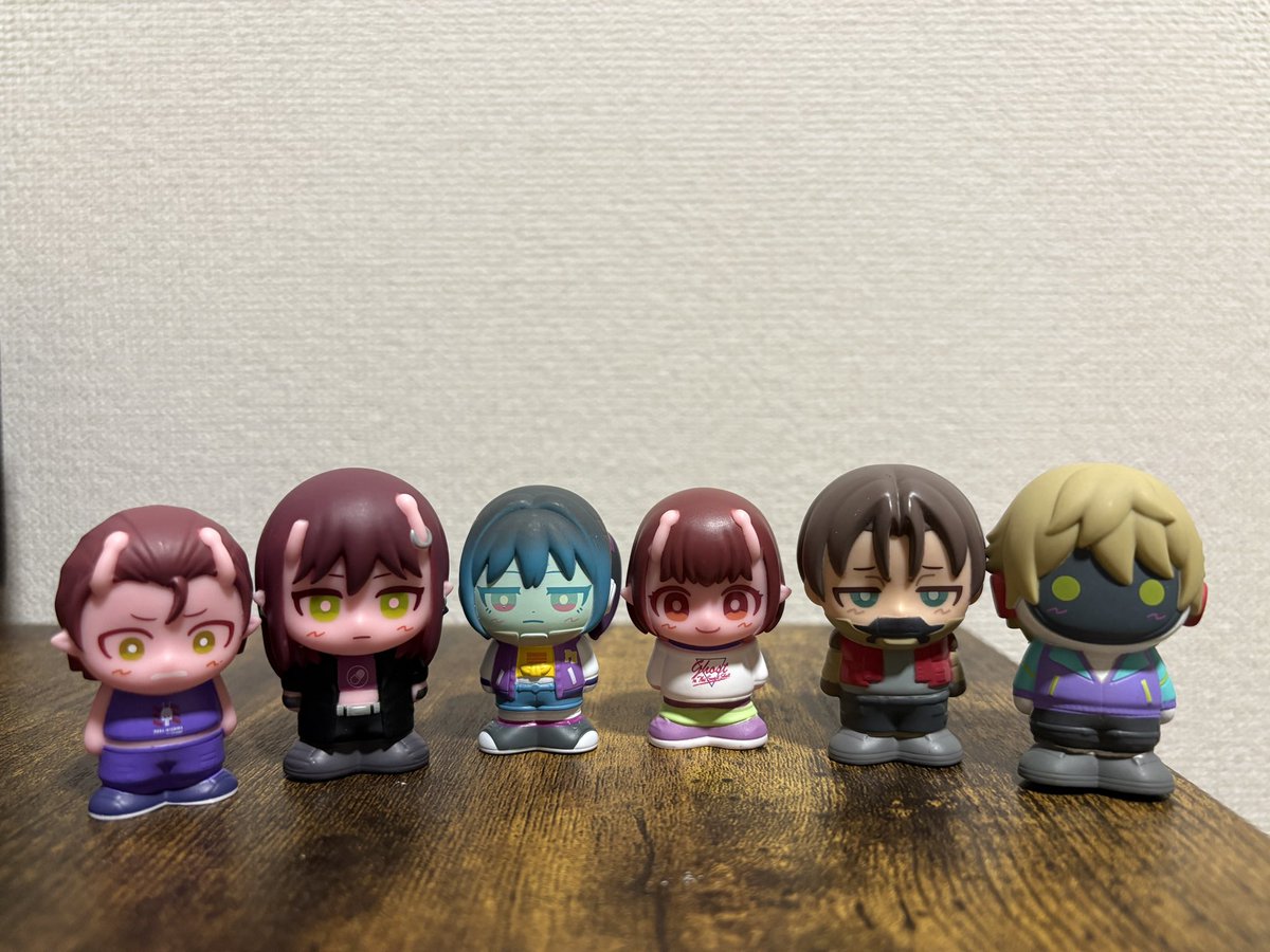 jk_uuy's tweet photo. 得た✌️
ソフビはモニターフェイス組の顔の凹凸が無かったり、大きい組・小さい組でサイズ差があってすごい！かわいい！(個体差で📺だけ直立出来ず転げ回ってる…w)

フィギュアもかなり良い！2人とも髪部分のクリアがめちゃ好み。🤖の造形の細かさは眺めてて楽しいし、🌷の輪郭も原作に忠実でかわいい https://t.co/yPK5UQyLlG