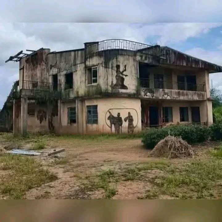 Kezmag_'s tweet photo. This is Chief Osita Osadebe's house. It breaks my heart to see the home of one of the greatest Igbo music legends left in such disrepair and abandonment. His songs are still played joyfully even this morning, yet look at the state of his legacy.

Where are his children? Who is taking care of his royalties? This place should not be left to rot;  it deserves to be a museum where people can visit, celebrate his life, and learn about his times.