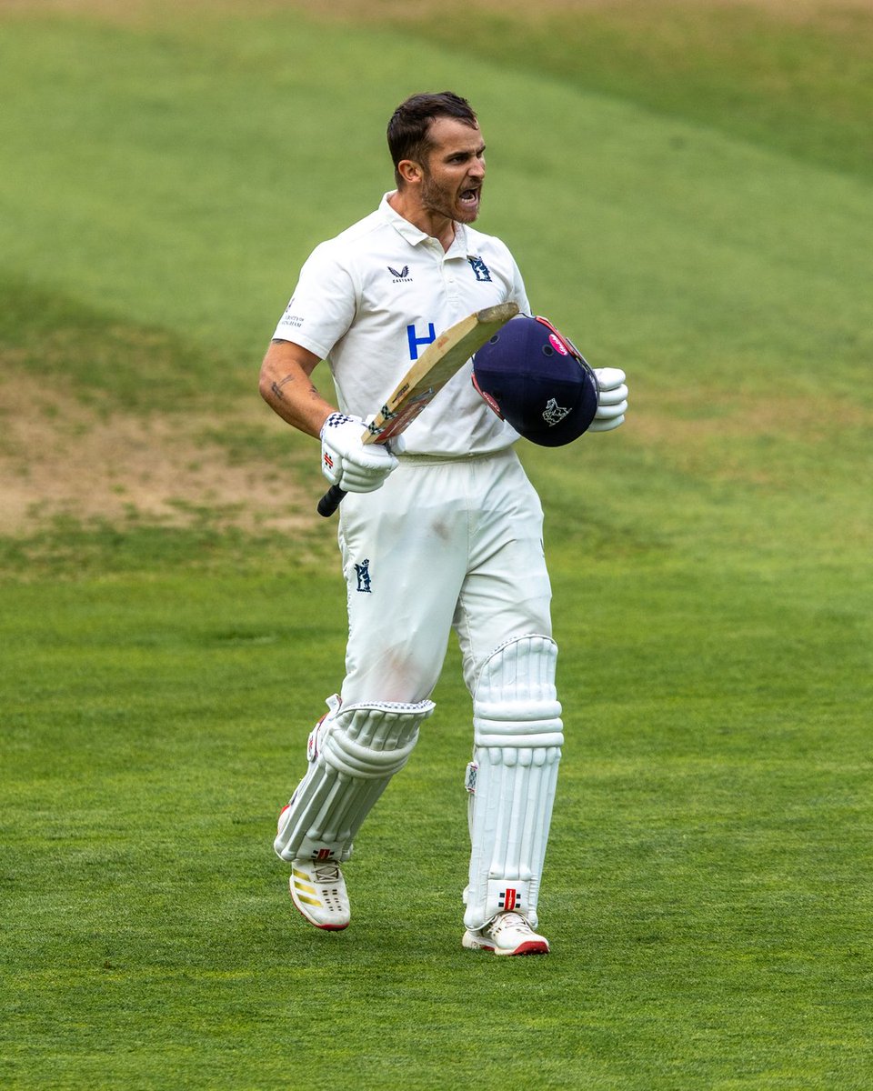 WarwickshireCCC's tweet photo. SR Hain

🐻 #YouBears https://t.co/9JboywjB8H