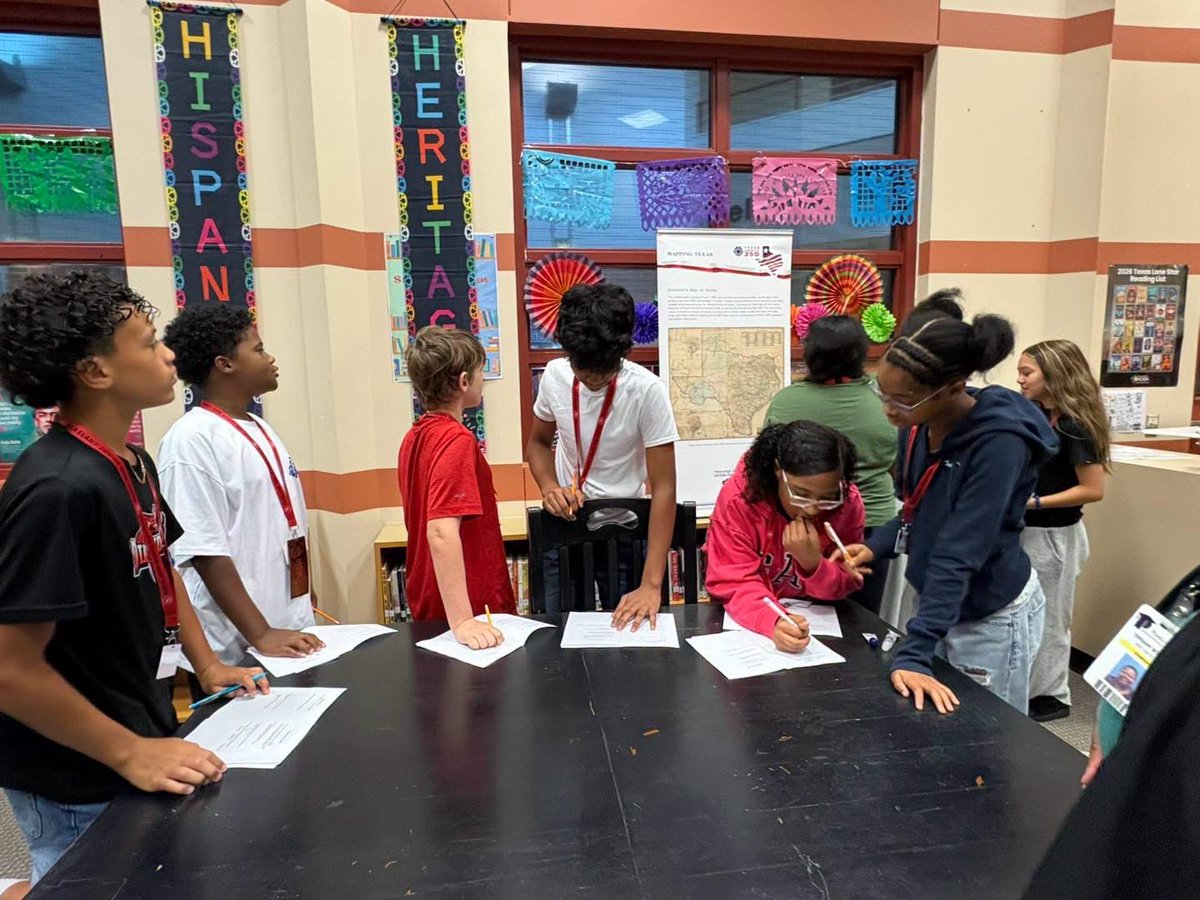 PearlandISD's tweet photo. CAMPUS SPOTLIGHT: PJH South 🇺🇸

Our Diamondbacks are exploring #America250 through a Texas lens! Students dove into history with recently retired teacher Ms. Oliver. ❤️🖤

Thank you, Ms. Oliver, for pouring into our students!

#BuildPearlandProud https://t.co/pz1EAXe7aV